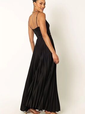 BNWT Abercrombie & Fitch Giselle Black Pleated Maxi Dress with Spaghetti Straps